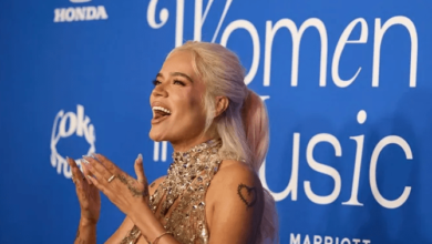 Karol G recibió el premio a la mujer del año en los galardones Billboard Women in Music