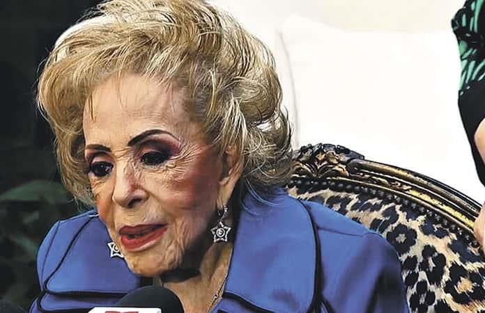 Silvia Pinal permanecerá en el hospital por más días